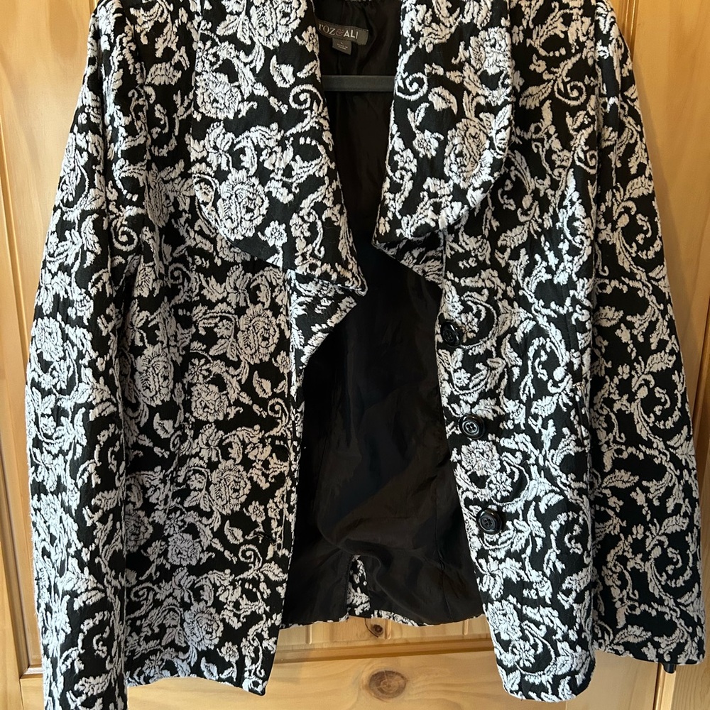 Roz & Ali Black and White Patterned Blazer